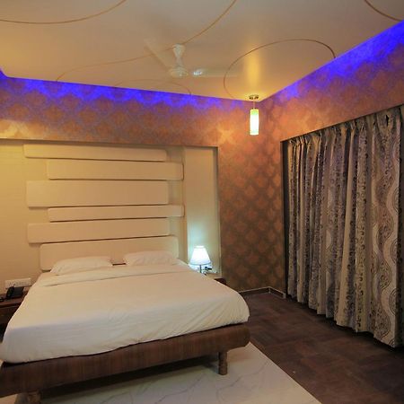 Hotel Sai Dharam Palace Shirdi Esterno foto
