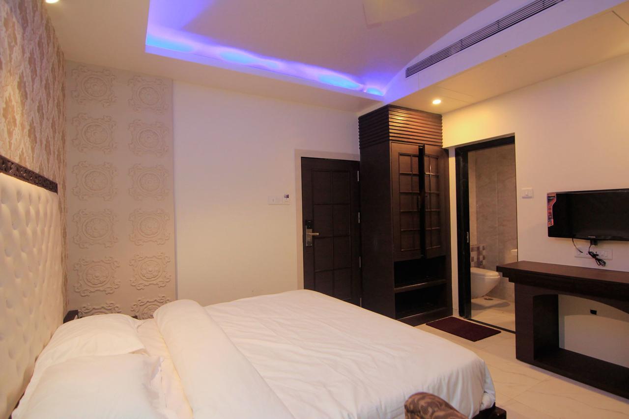 Hotel Sai Dharam Palace Shirdi Esterno foto