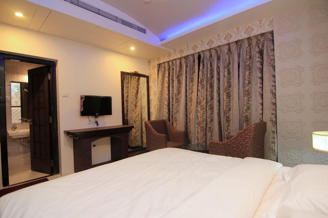 Hotel Sai Dharam Palace Shirdi Esterno foto