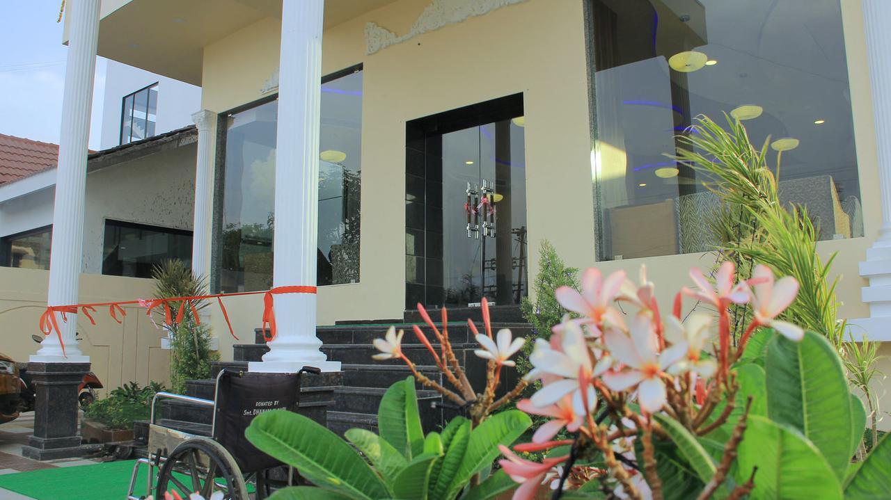 Hotel Sai Dharam Palace Shirdi Esterno foto