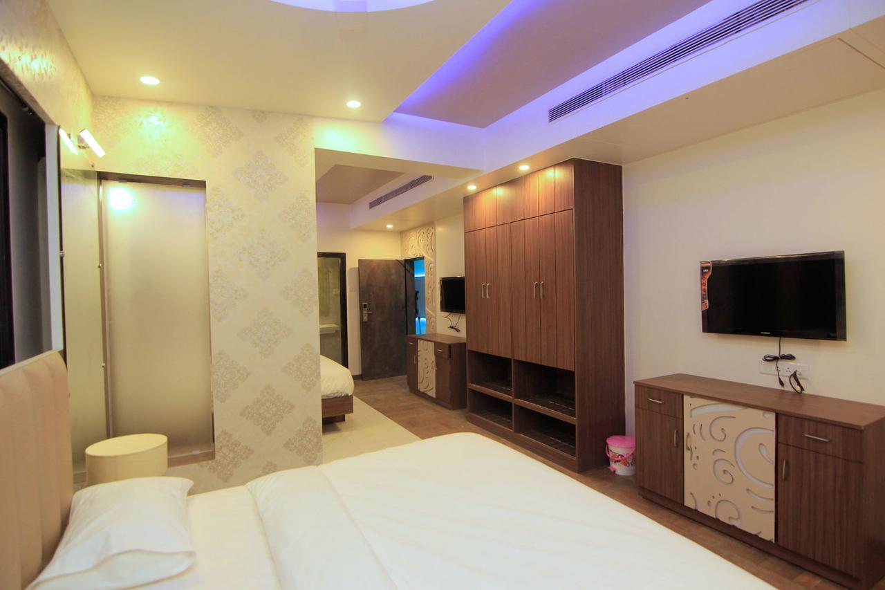 Hotel Sai Dharam Palace Shirdi Esterno foto