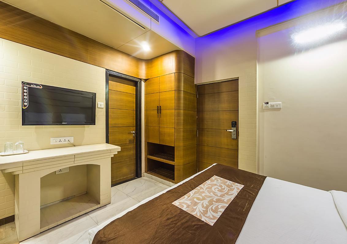 Hotel Sai Dharam Palace Shirdi Esterno foto