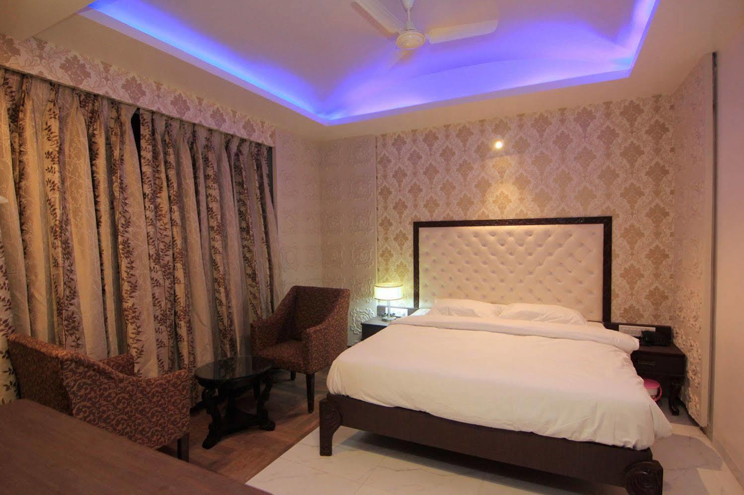 Hotel Sai Dharam Palace Shirdi Esterno foto